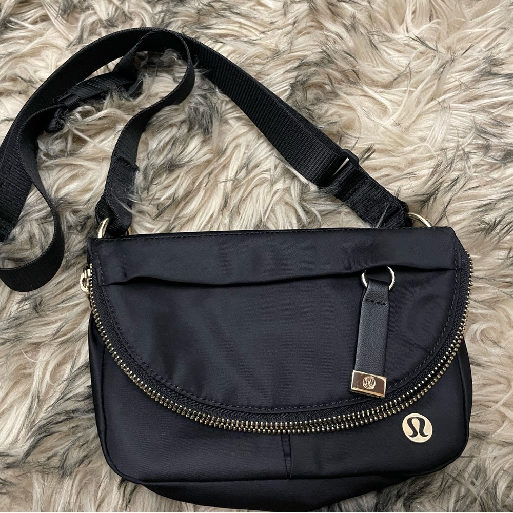 Lululemon All Night Festival Bag *Micro* 2L- Black/Gold